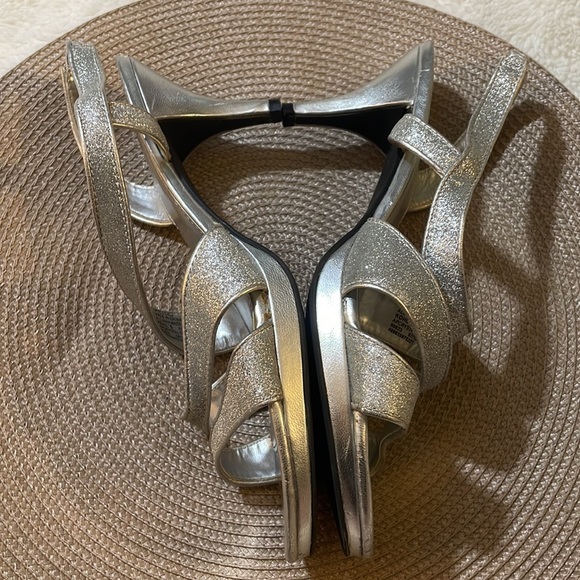 Apt. 9 Silver Heels‎ - Picture 4 of 8